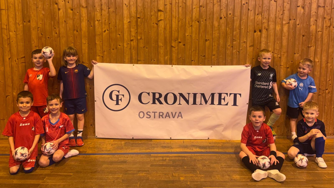 CRONIMET Ostrava podporuje fotbal v Polance: nový banner v místním klubu